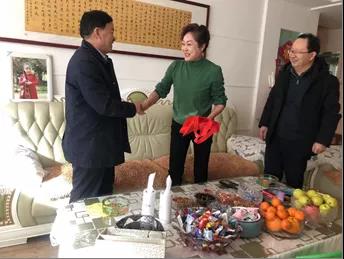 敦煌種業(yè)領(lǐng)導看望慰問公司老干部、老黨員及困難黨員職工