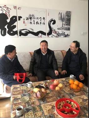 敦煌種業(yè)領(lǐng)導看望慰問公司老干部、老黨員及困難黨員職工