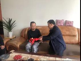 敦煌種業(yè)領(lǐng)導看望慰問公司老干部、老黨員及困難黨員職工