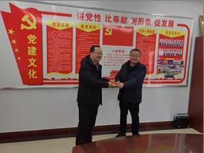 敦煌種業(yè)領(lǐng)導看望慰問公司老干部、老黨員及困難黨員職工