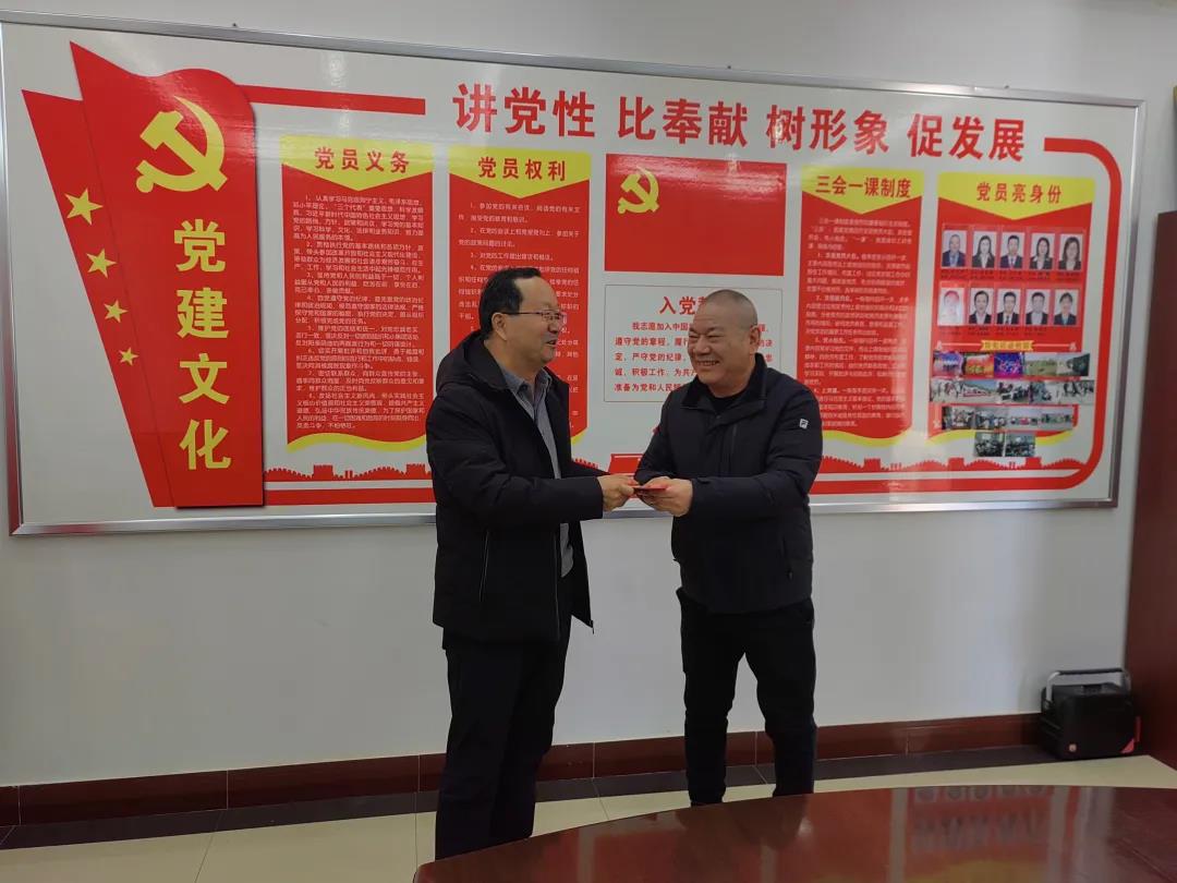 敦煌種業(yè)領(lǐng)導看望慰問公司老干部、老黨員及困難黨員職工